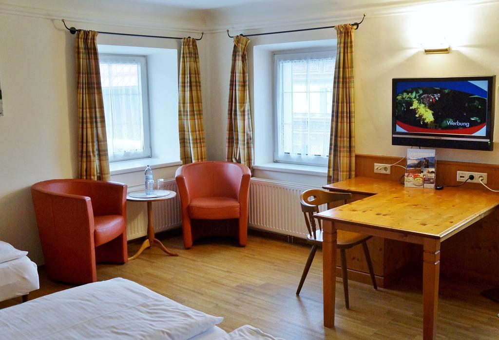 Gasthof Zur Strass Eugendorf Room photo